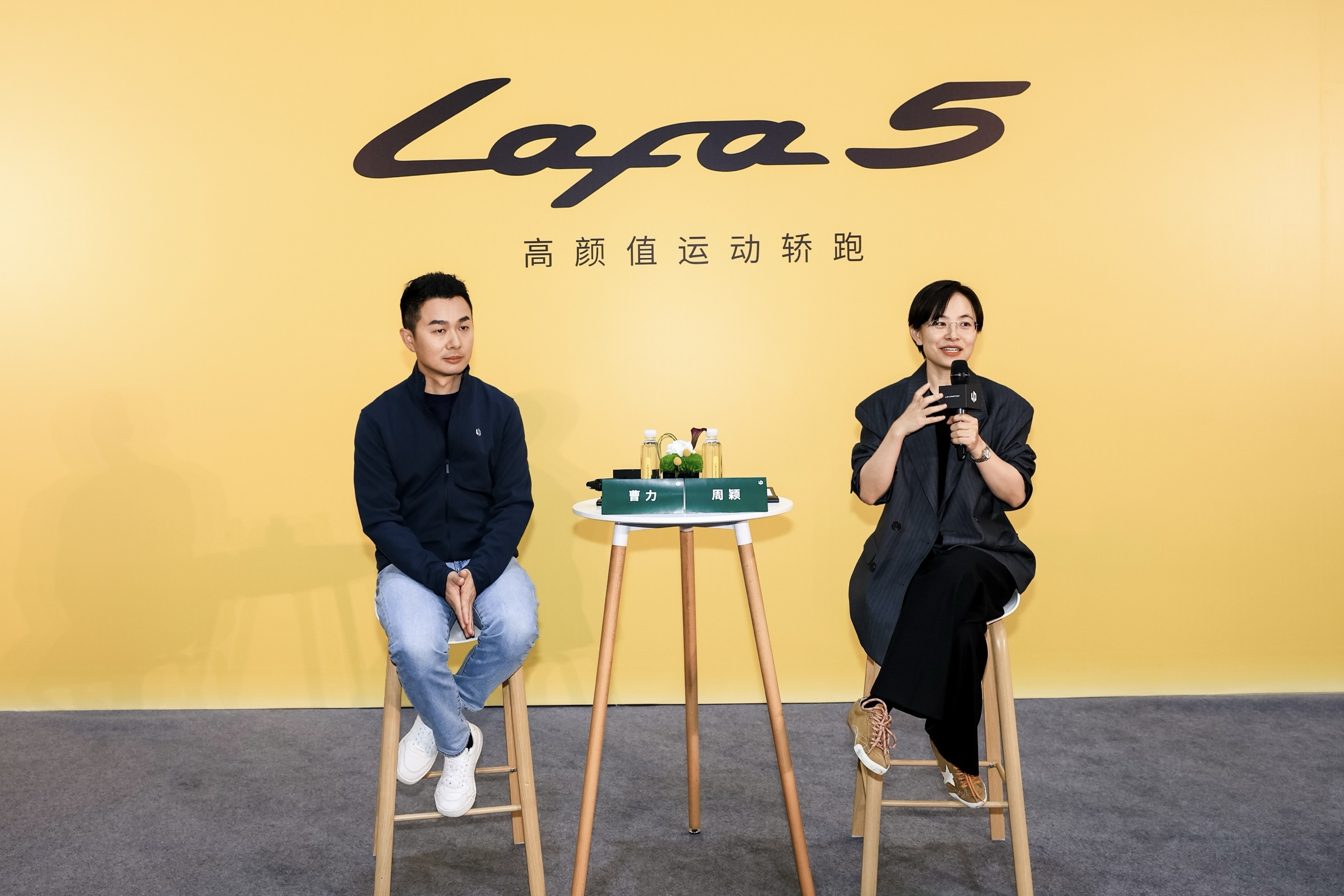 零跑汽车高级副总裁曹力（左）与零跑汽车副总裁周颖（右）