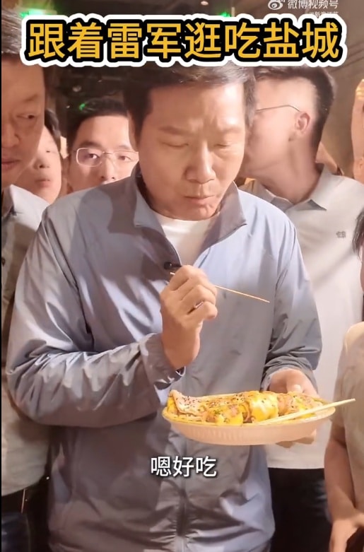 雷军现身江苏盐城：一路逛吃打卡 品尝特色鱼汤面、鸡蛋饼