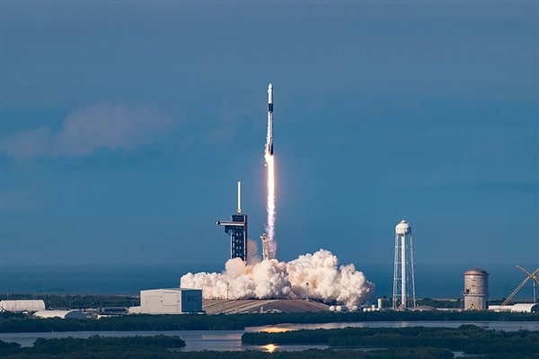 SpaceX正式纳入纳斯达克100指数 市值已蒸发8千亿美元